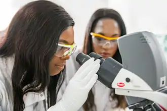 Mulher e microscópio