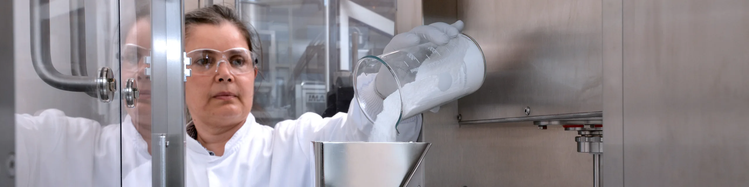 mulher trabalhando em um laboratório
