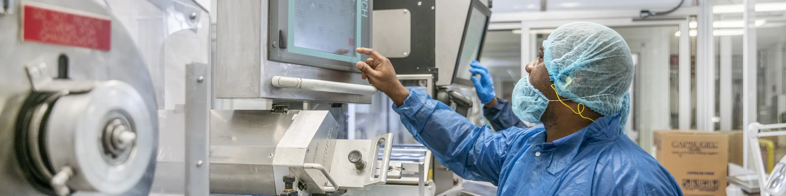Funcionário CHI no laboratório