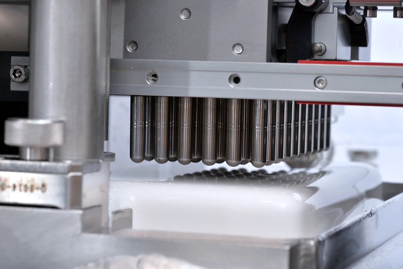 Máquina Mini dip fazendo um lote de pequena escala de cápsulas gelatinosas orais no laboratório de pesquisa Lonza Innovaform em Colmar, França