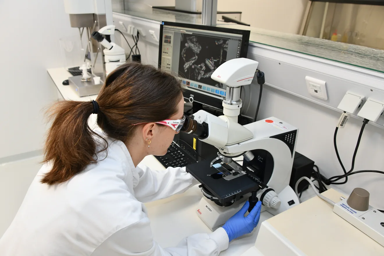 Farmacêutico analítico conduzindo a caracterização do IFA para formulação de liberação de forma farmacêutica oral no laboratório Lonza Innovaform R&D