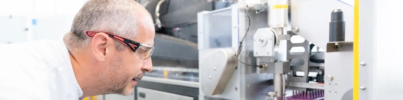 Pesquisadores inspecionando a produção de um pequeno lote de cápsulas entéricas de polímeros sob medida no laboratório Innovaform da Lonza em Colmar, França