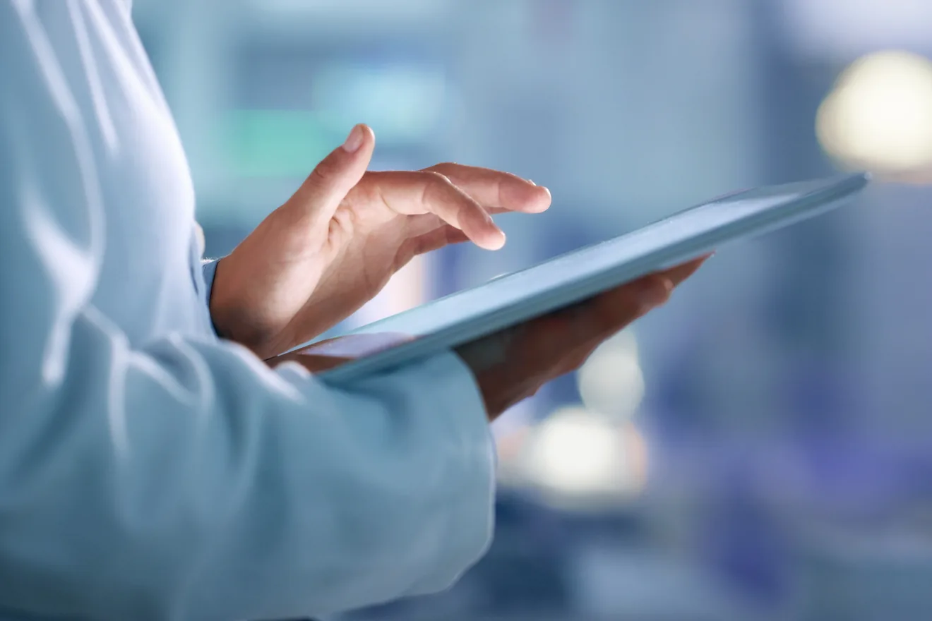 técnico usando tablet