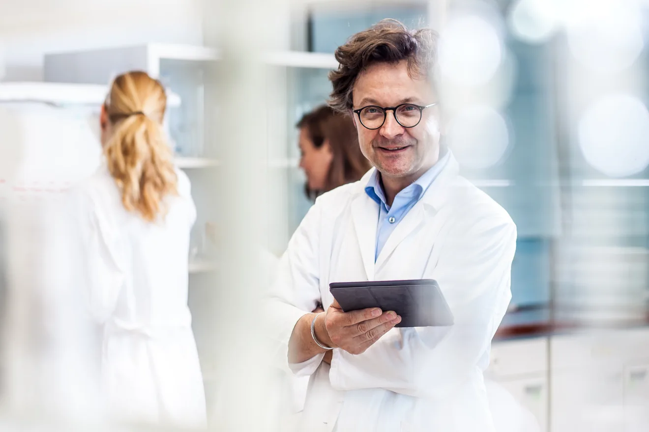 Homem vestindo jaleco de laboratório